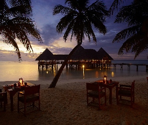 Wakacje, Wyspa Lankanfushi, Palmy, Hotel Gili Lankanfushi Maldives, Malediwy, Morze, Plaża, Wieczór, Stoły, Domki