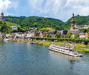 Wzgórza, Miasto Cochem, Rzeka Mozela, Kościół, Domy, Zamek Reichsburg, Statek, Niemcy