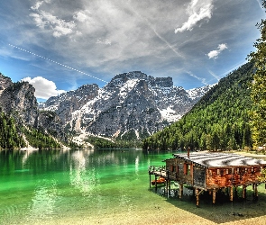 Południowy Tyrol, Pale, Chmury, Włochy, Jezioro Pragser Wildsee, Góry, Dom, Dolomity, Łódki, Drzewa, Drewniany, Pomost