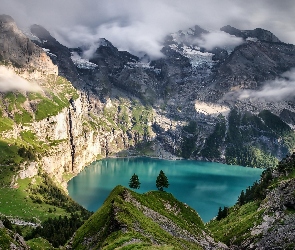 Drzewa, Chmury, Góry Alpy Berneńskie, Jezioro Oeschinen, Kanton Berno, Szwajcaria