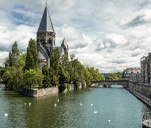 Strasburg, Kościół protestancki Temple Neuf, Niebo, Rzeka Mozela, Mosty, Drzewa, Francja