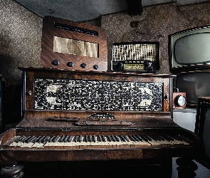 Zniszczone, Radia, Telewizory, Pianino, Antyki