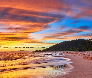 Wyspa Maui, Wzgórza, Hawaje, Morze, Zachód słońca, Plaża Makena Beach, Chmury, Drzewa
