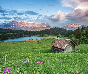 Bawaria, Góry, Miejscowość Krun, Jezioro Geroldsee, Chmury, Łąka, Drzewa, Domek, Niemcy