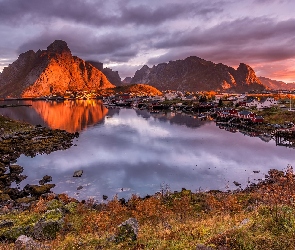 Wioska Reine, Lofoty, Norwegia, Chmury, Domy, Morze Norweskie Góry, Wschód słońca, Wyspa Moskenesoya