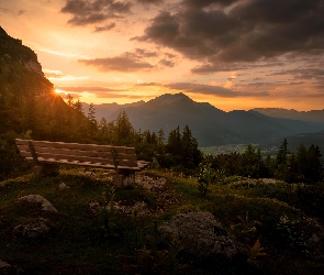 Góry Alpy, Tyrol, Austria, Chmury, Drzewa, Ławka, Zachód słońca, Powiat Reutte