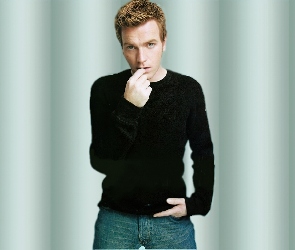 Ewan McGregor, jeansy, czarny sweterek