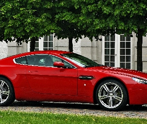 Aston Martin V8 Vantage, Czerwony