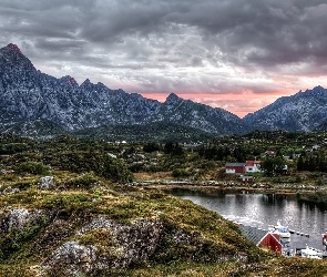Norwegia, Motorówki, Domy, Żaglówka, Zatoka, Góry, Lofoty, Wyspa Austvagoy, Miejscowość Kabelvag