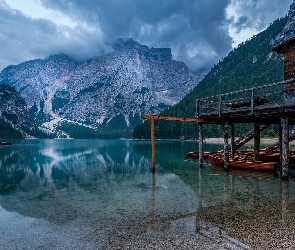 Góry Dolomity, Południowy Tyrol, Włochy, Drzewa, Dom, Drewniany, Łódki, Jezioro Pragser Wildsee