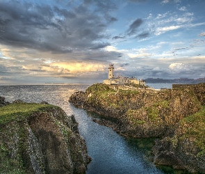 Irlandia, Latarnia morska, Morze, Chmury, Turystyczna, Atrakcja, Skały, Fanad Head Lighthouse