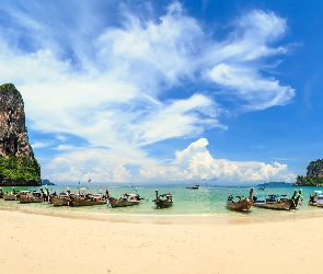 Plaża Railay Beach, Tajlandia, Morze Andamańskie, Prowincja Krabi, Łódki, Skały, Chmury, Drzewa