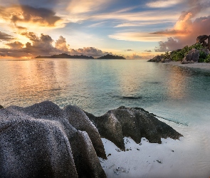 Zachód słońca, Roślinność, Kamienie, Chmury, Wyspa La Digue, Plaża Anse Source D Argent, Seszele, Brzeg, Morze, Skały