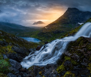 Wodospad, Dolina Romsdalen, Norwegia, Wschód słońca, Mgła, Jezioro, Chmury, Góry