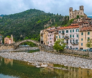 Włochy, Góry, Kamienie, Drzewa, Most, Rzeka Nervia, Liguria, Miejscowość Dolceacqua, Domy