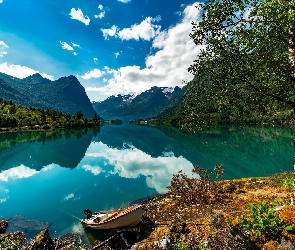 Okręg Sogn og Fjordane, Drzewa, Norwegia, Góry, Łódka, Jezioro, Odbicie, Chmury