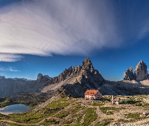 Dolomity, Schronisko Dreizinnen Hut, Włochy, Góry Tre Cime di Lavaredo, Chmury, Góra Paternkofel, Jeziora, Promienie słońca