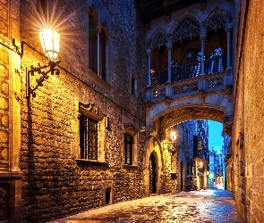 Światła, Zmrok, Uliczka Carrer del Bisbe, Domy, Barcelona, Lampy, Hiszpania, Dzielnica Barri Gotic