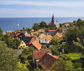 Wyspa Bornholm, Kościół, Dania, Domy, Morze, Miasto Gudhjem, Żaglówka, Drzewa