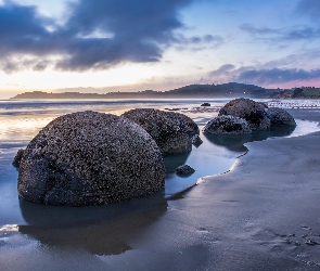 Nowa Zelandia, Region Waikato, Wybrzeże, Zatoka Waikawau Bay, Kamienie, Głazy
