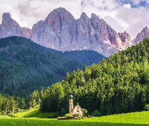 Dolina Val di Funes, Kościół św. Jana, Lasy, Dolomity, Włochy, Góry
