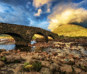Roślinność, Góra, Niebo, Chmury, Kamienny, Wyspa Skye, Most Sligachan Old Bridge, Rzeka Sligachan, Szkocja, Kamienie