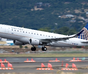Pas, Lotnisko, Samolot pasażerski, Embraer 175