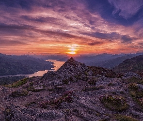 Wzgórze Ben Aan, Park Narodowy Loch Lomond and the Trossachs, Góry, Hrabstwo Stirling, Szkocja, Zachód słońca, Jezioro Loch Katrine