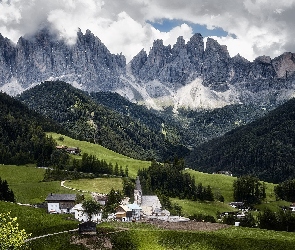 Dolomity, Góry, Wieś Santa Maddalena, Dolina Val di Funes, Włochy, Kościół