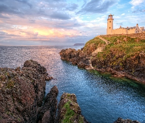 Latarnia morska Fanad Head Lighthouse, Morze, Irlandia Północna, Wschód słońca, Chmury, Portsalon, Skały