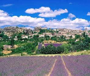 Francja, domki na wzgórzu