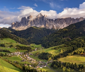 Dolina, Góry Dolomity, Region Trydent-Górna Adyga, Włochy, Prowincja Bolzano-Alto Adige, Drzewa