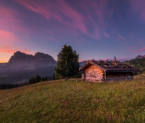 Góry Dolomity, Ogrodzenie, Drewniana, Zachód słońca, Chata, Łąka, Płaskowyż Seiser Alm, Włochy, Wzgórza