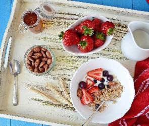 Musli, Słoiczek, Deski, Śniadanie, Truskawki, Miód, Miseczki, Migdały, Dzbanuszek, Łyżeczki, Mleko, Taca