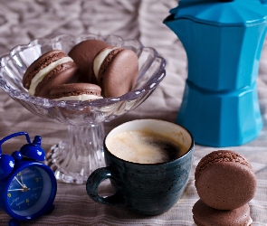 Patera, Budzik, Kubek, Kawiarka, Makaroniki, Kawa, Ciasteczka