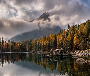 Jezioro Lago di Saoseo, Skały, Góry, Las, Kanton Ticino, Dolina Valle di Campo, Szwajcaria, Chmury