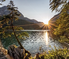Austria, Styria, Promienie słońca, Drzewa, Góry Hochschwabgruppe, Jezioro Leopoldsteinersee