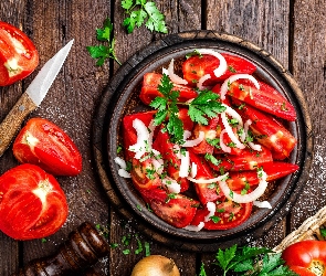 Pomidory, Miska, Nóż, Cebula, Pietruszka, Sałatka