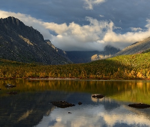Jezioro, Masyw Angachak, Góry, Rosja, Kołyma, Jesień, Obwód magadański, Drzewa