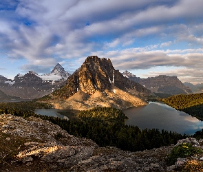 Góra Mount Assiniboine, Jezioro Sunburst Lake, Góry, Park Prowincjonalny Mount Assiniboine, Poranek, Kanada, Kolumbia Brytyjska, Chmury, Jezioro Cerulean