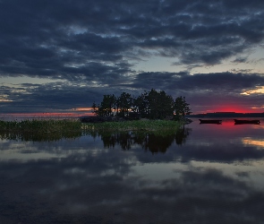 Jezioro Onega, Republika Karelii, Drzewa, Rosja, Trawy, Wysepka, Zachód Słońca, Chmury, Łódki
