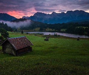 Chmury, Domki, Mgła, Zachód słońca, Miejscowość Krun, Jezioro Geroldsee, Bawaria, Niemcy, Góry Alpy, Las