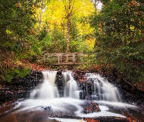 Wodospad Chapel Falls, Park Narodowy Pictured Rocks National Lakeshore, Las, Mostek, Stan Michigan, Jesień, Stany Zjednoczone, Miejscowość Munising