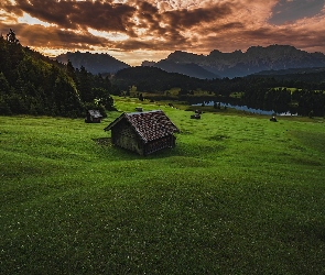 Domki, Jezioro Geroldsee, Wieczór, Bawaria, Góry Alpy, Niemcy, Las, Chmury, Łąka, Trawa, Wzgórza