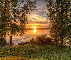 Chmury, Drzewa, Wschód słońca, Jezioro