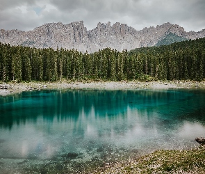 Góry Dolomity, Jezioro Karersee, Włochy, Drzewa, Las, Miejscowość Welschnofen, Góra Latemar