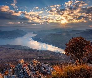 Jezioro, Skały, Góry Rodopy, Roślinność, Chmury, Drzewa, Bułgaria, Wschód słońca
