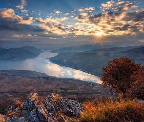 Jezioro, Skały, Góry Rodopy, Roślinność, Chmury, Drzewa, Bułgaria, Wschód słońca