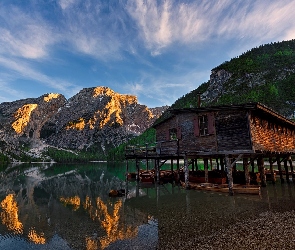 Jezioro Pragser Wildsee, Góry, Południowy Tyrol, Włochy, Chmury, Dom, Drewniany, Łódki, Dolomity
