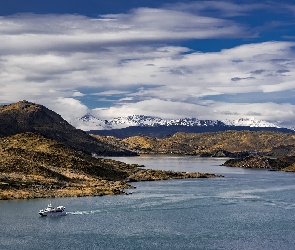 Jezioro Lake Pehoe, Chile, Park Narodowy Torres del Paine, Góry Cordillera del Paine, Jacht